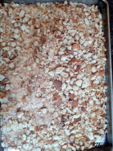 Lo mueles en el procesador de alimentos.  Las migajas de pan las colocas en una charola para hornear