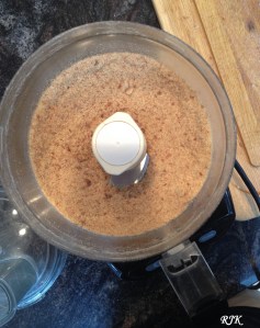 Muele una vez mas el pan en el procesador de alimentos hasta conseguir una textura muy fina del pan.