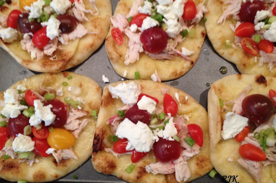 piza individual con tomates y pollo