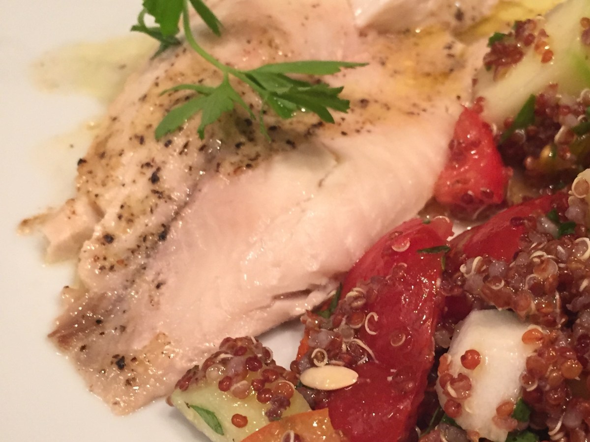 Filete de pescado en mantequilla de limón y&nbsp;ajo.