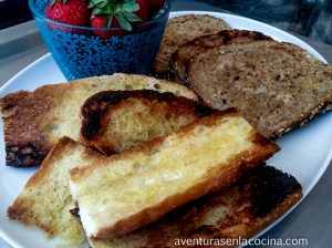 El pan tostado se puede servir acompañado de fruta de la temporada.