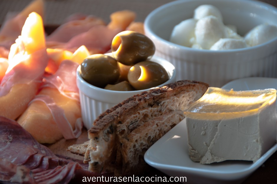 Como armar un plato de carnes frías y quesos
