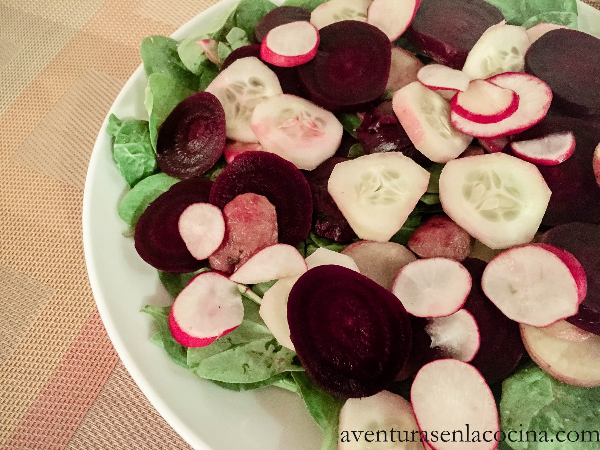 Ensalada de betabel y pepino con aderezo de&nbsp;Horseradish