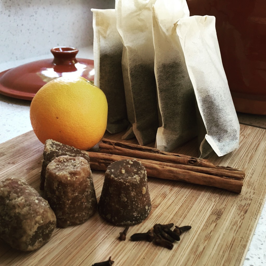 Cafe de olla con piloncillo, naranja y canela