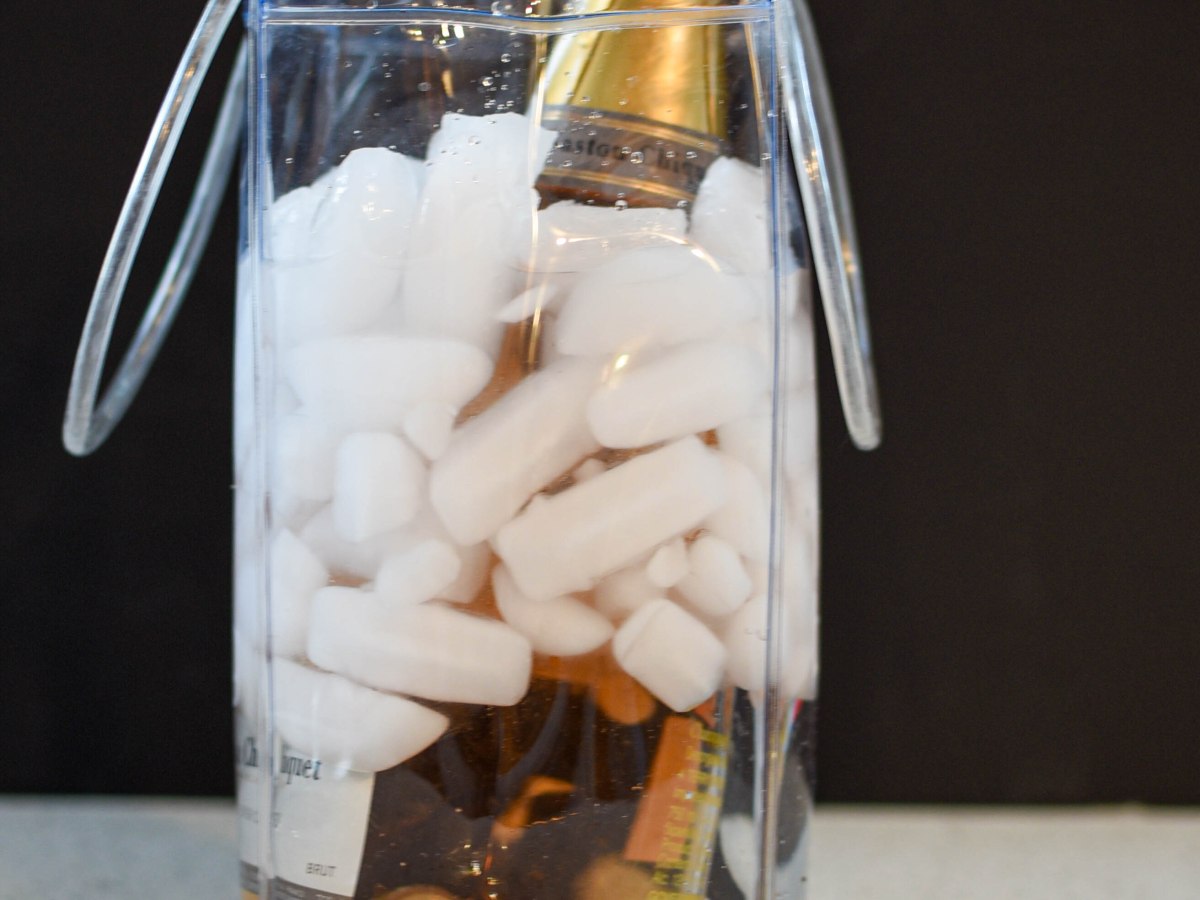 Como enfriar un vino  espumante en poco&nbsp;tiempo.