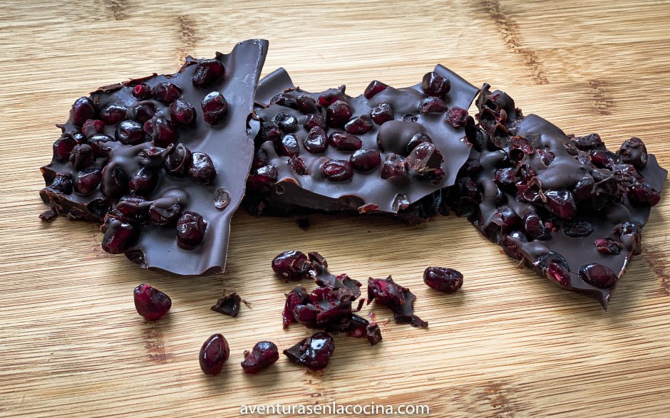 Chocolate obscuro y semillas de granada