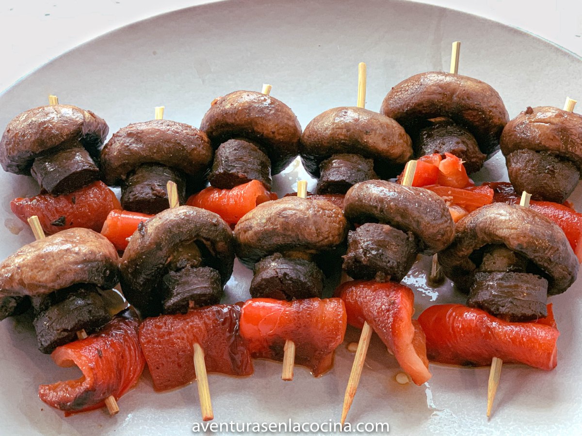 Brocheta de champiñones y&nbsp;chorizo