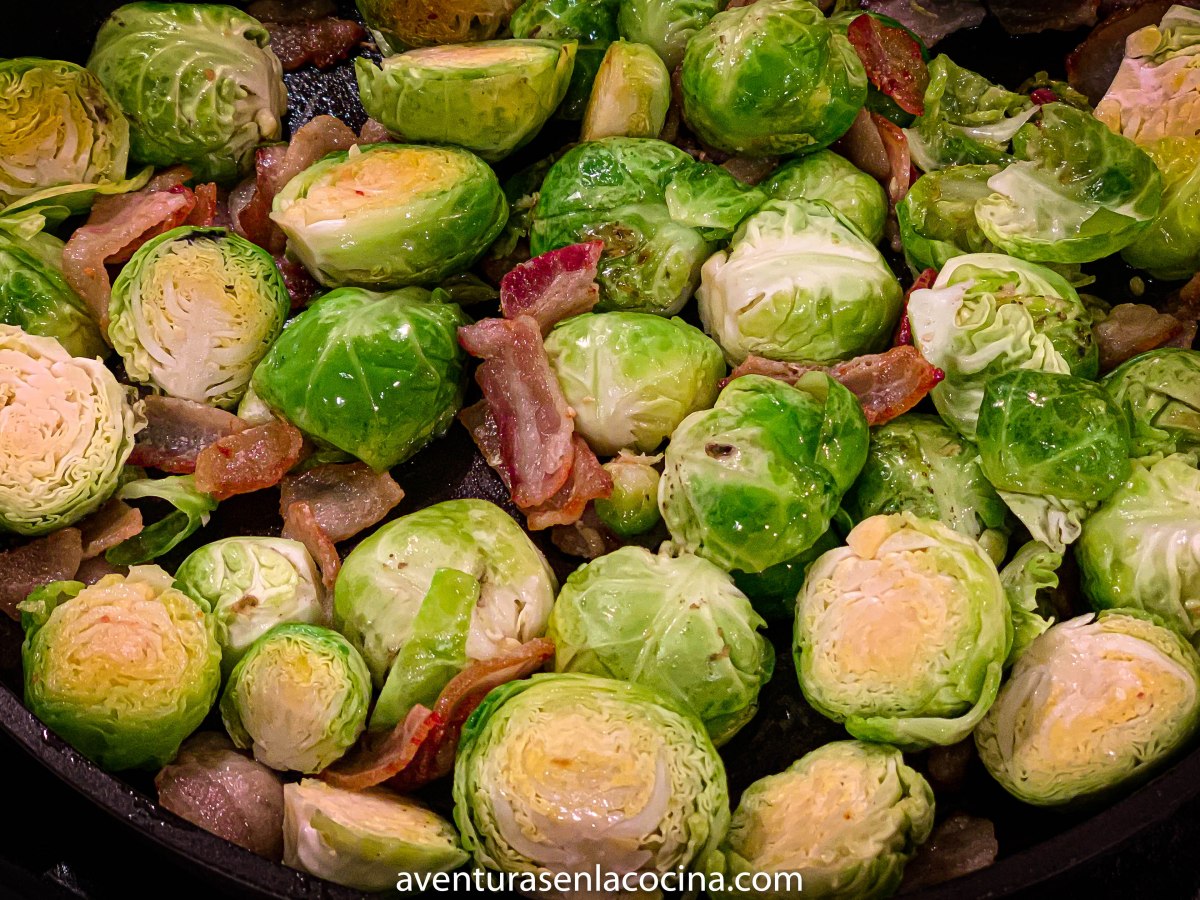 Coles de Bruselas salteadas con&nbsp;tocino.