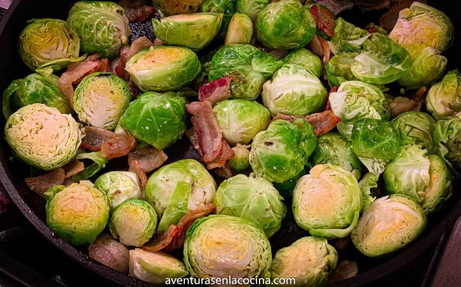 Tocino y coles de bruselas