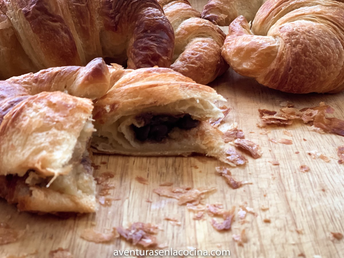 Cuernitos rellenos de chocolate y&nbsp;almendras
