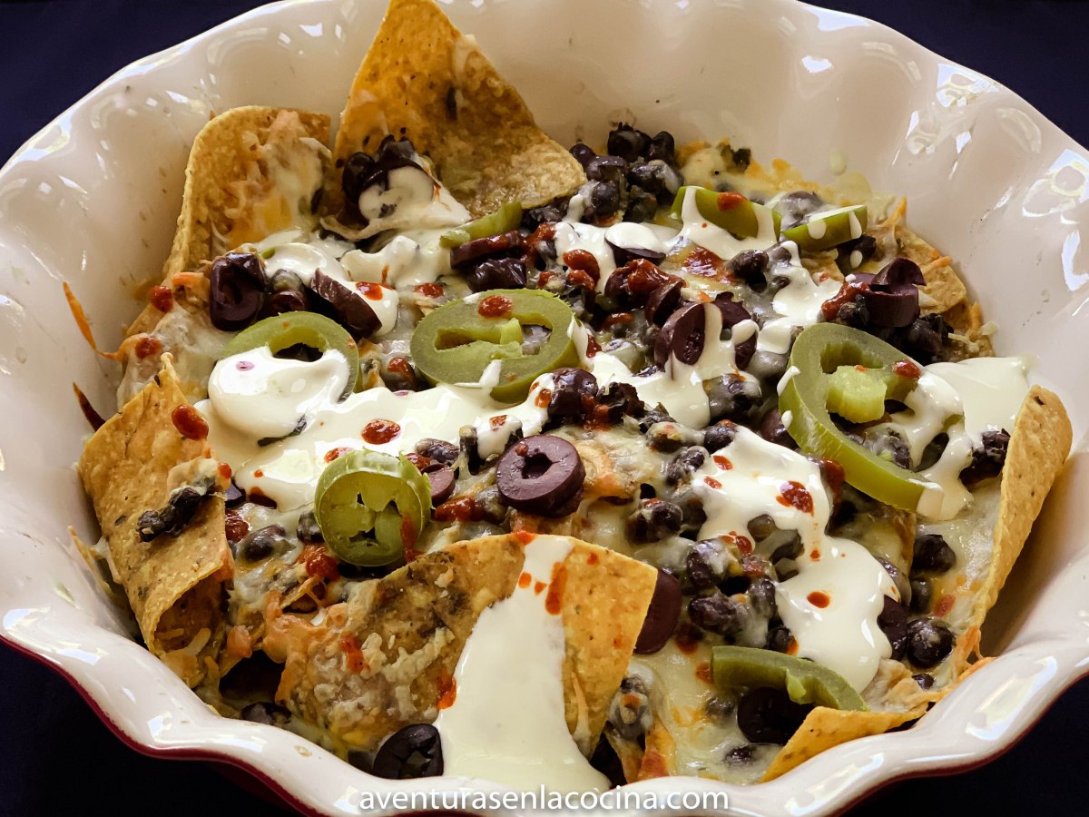 Nachos con frijoles negros y  salsa de&nbsp;chimichurri