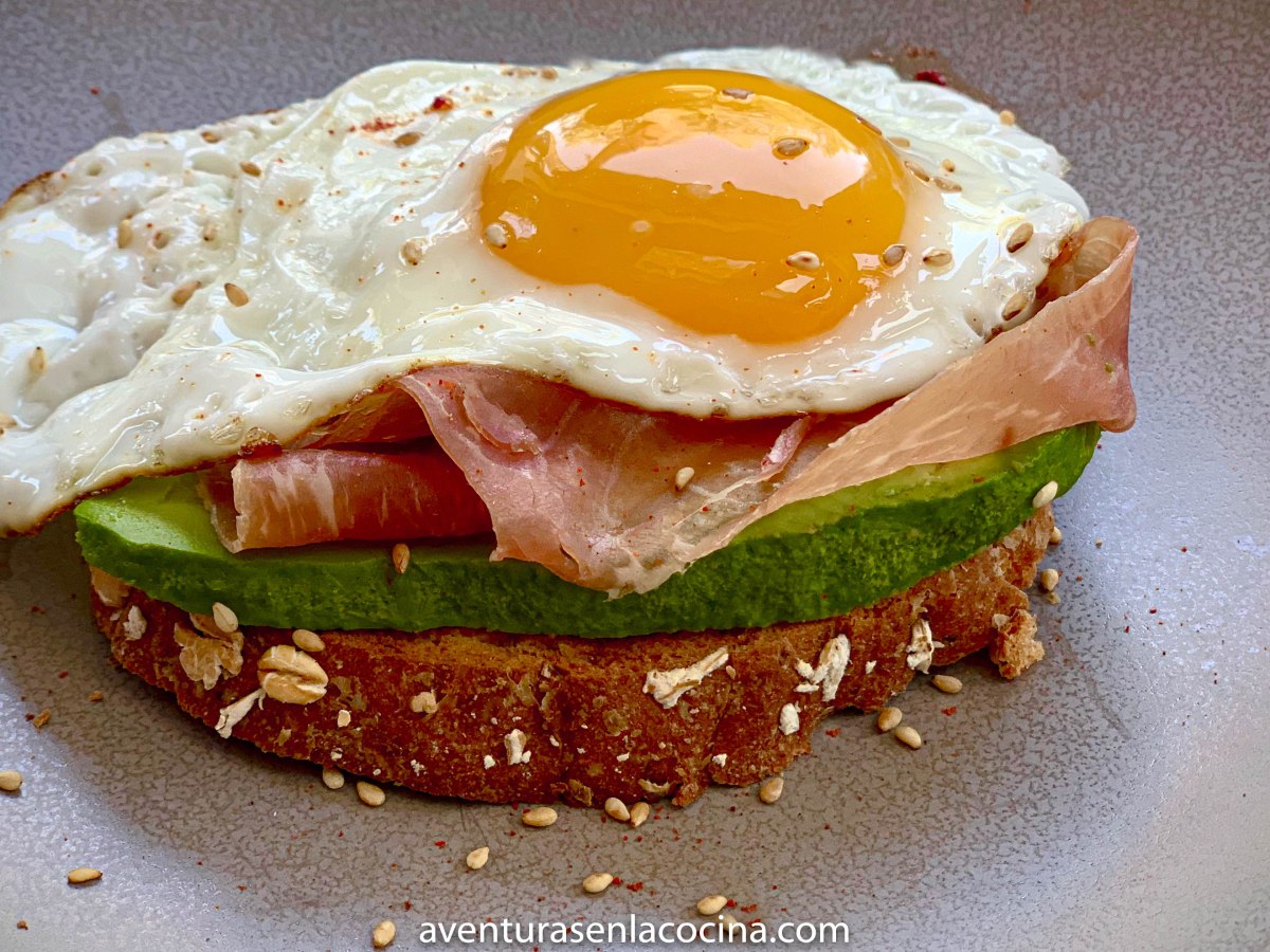 Tostada de aguacate con prosciutto y&nbsp;huevo