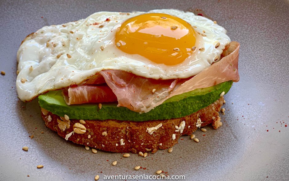 Tostada de aguacate y huevo
