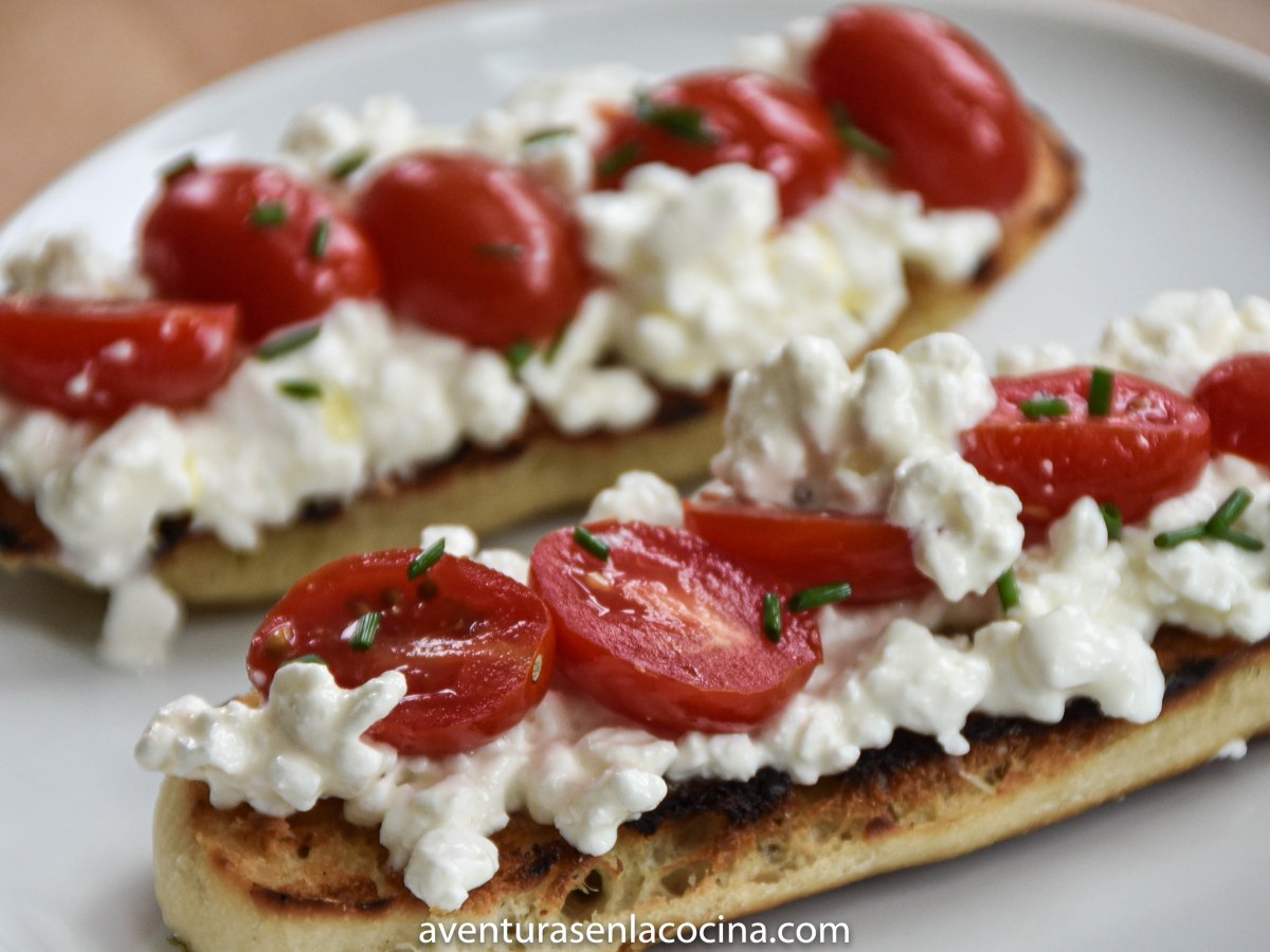 Pan con queso cottage y&nbsp;tomates.