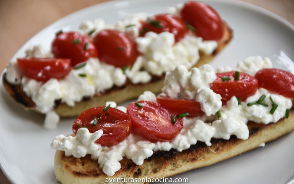 Queso y tomate en pan.