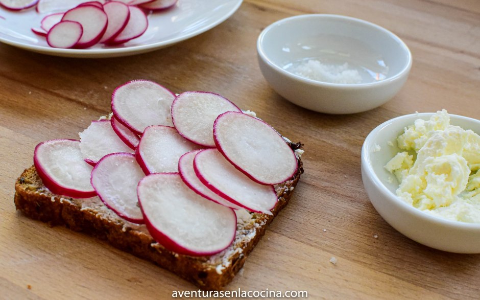 tostada de pan con rábano I aventuras en la cocina