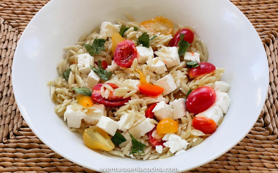 Ensalada de pasta, tomates y feta