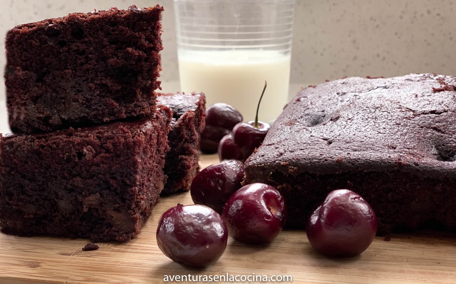 Pastel chocolate con cerezas