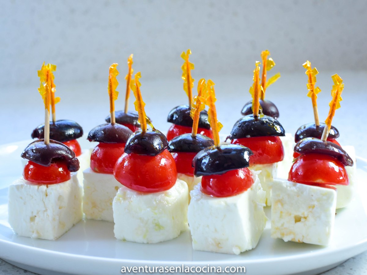Botana de feta, tomate y aceituna&nbsp;negra.