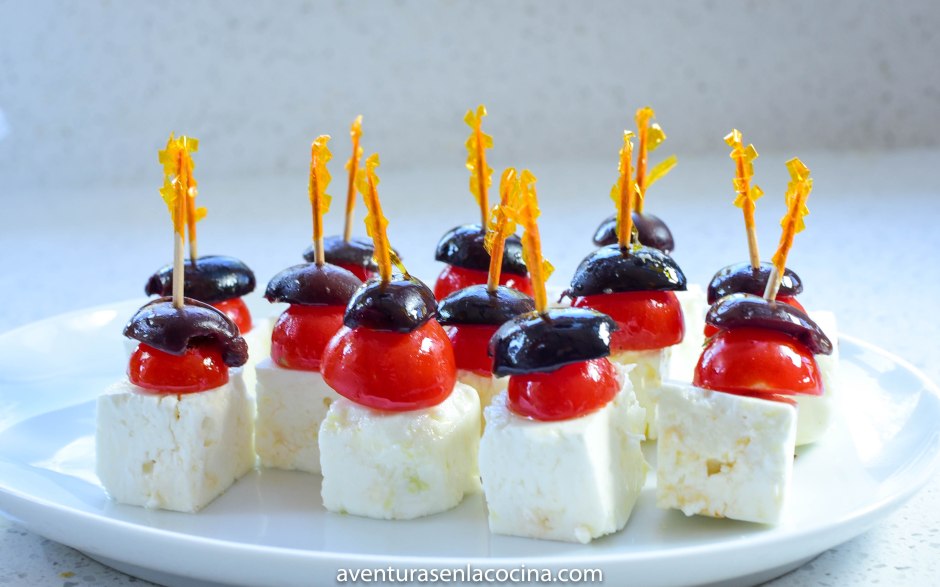 Botana de queso, tomate y aceituna