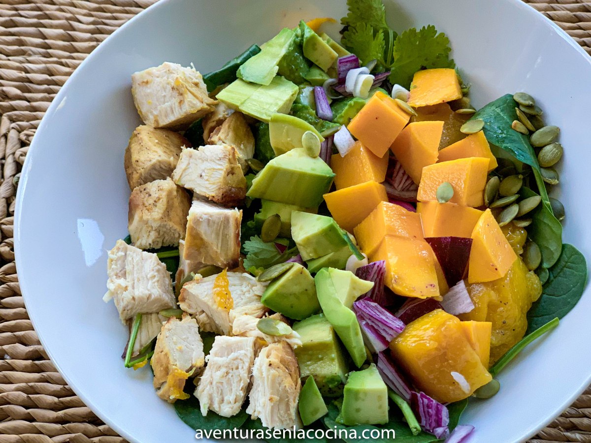 Ensalada de pollo, mango y&nbsp;aguacate