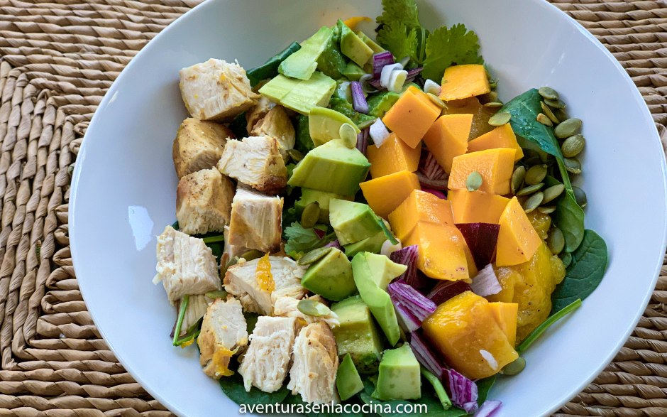 Ensalada de pollo y espinaca