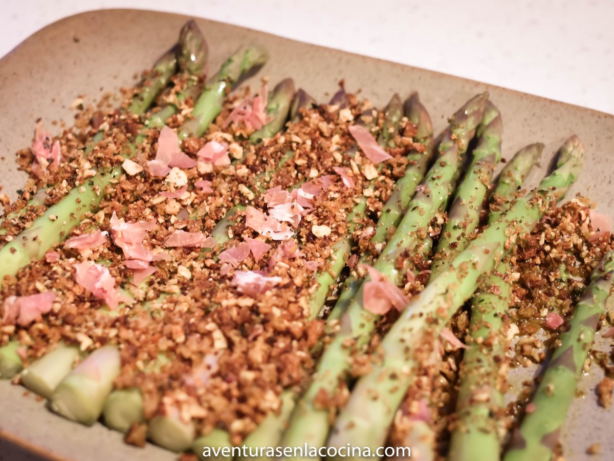 Espárragos con pan molido y hierbas&nbsp;aromáticas.