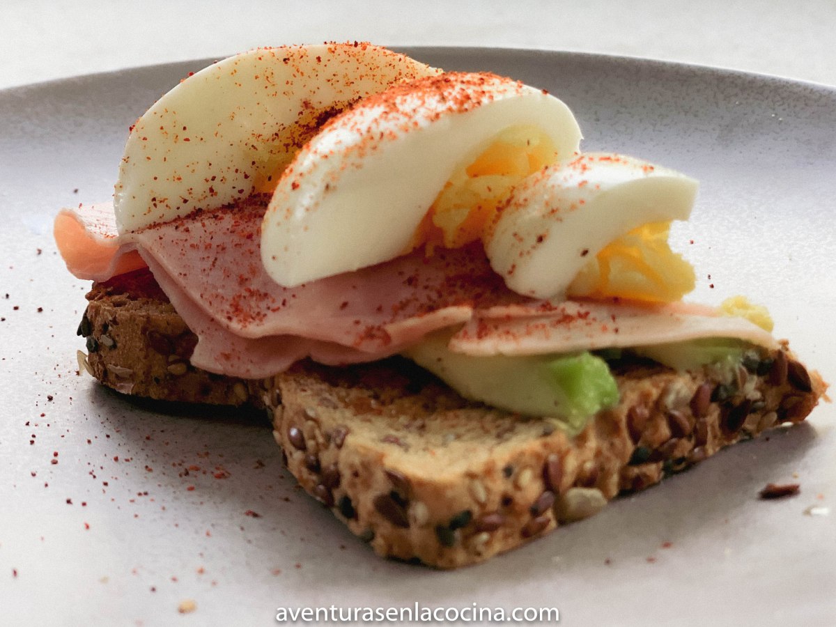 Huevo cocido en tostada de&nbsp;aguacate