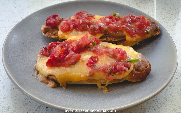 Como hacer molletes con pan, queso, tomate y frijoles/ Aventuras en la cocina