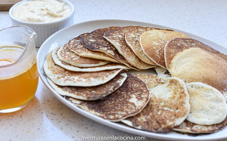 Hotcakes, ricota y jarabe de naranja