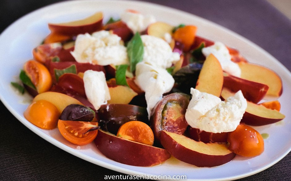 Ensalada Caprese con Nectarina I Aventuras en la Cocina