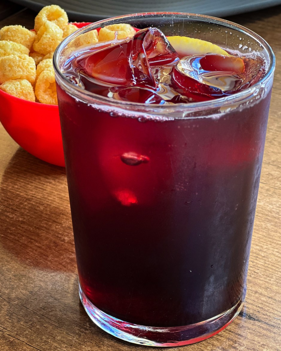 Cóctel de vino con soda de limon I Aventuras en la Cocina