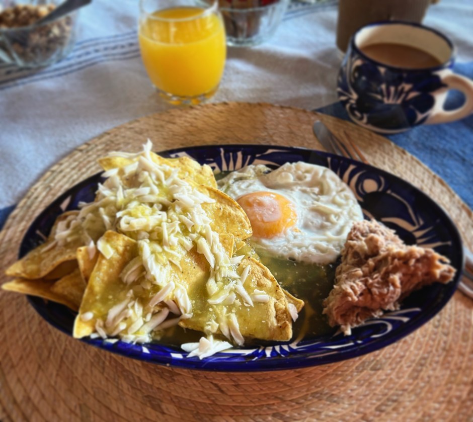 Totopos con salsa verde y huevos fritos.