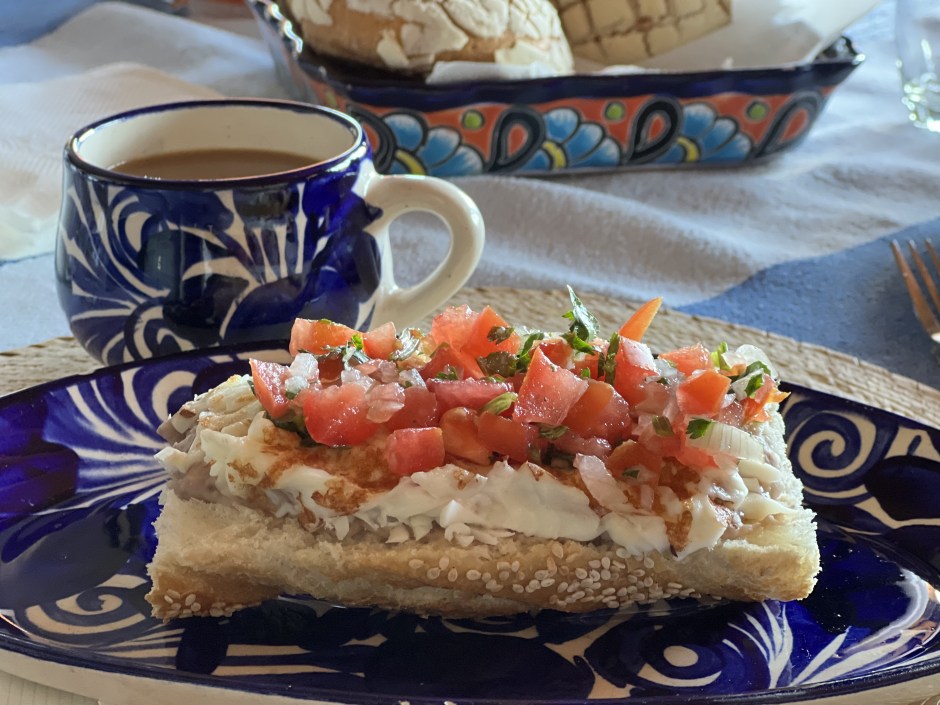 pan con frijoles, queso y tomate