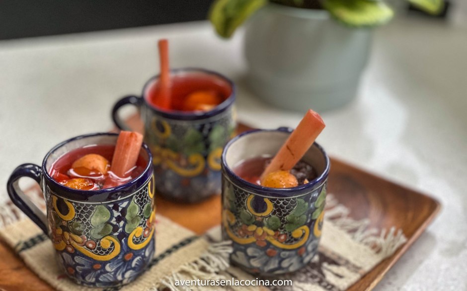 tres tazas con ponche y frutas