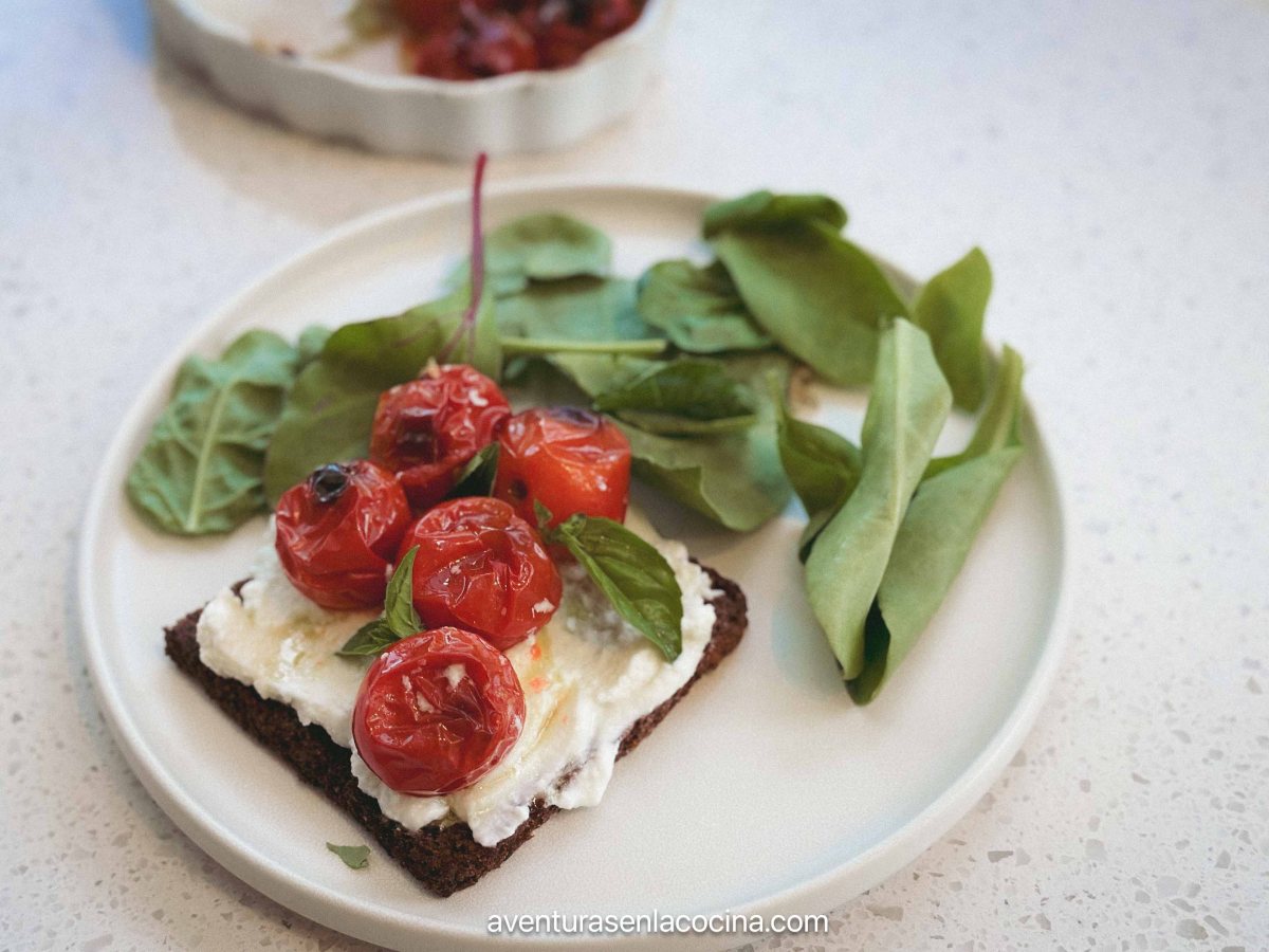 Tosta de tomates cherry y&nbsp;ricota