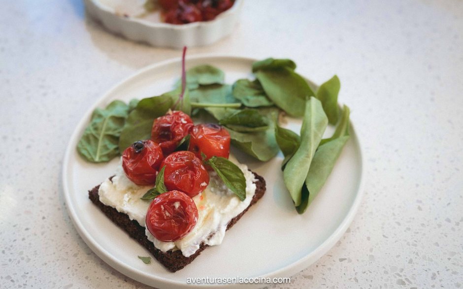 5 tomates cherry rostizados sobre una cama de queso ricota