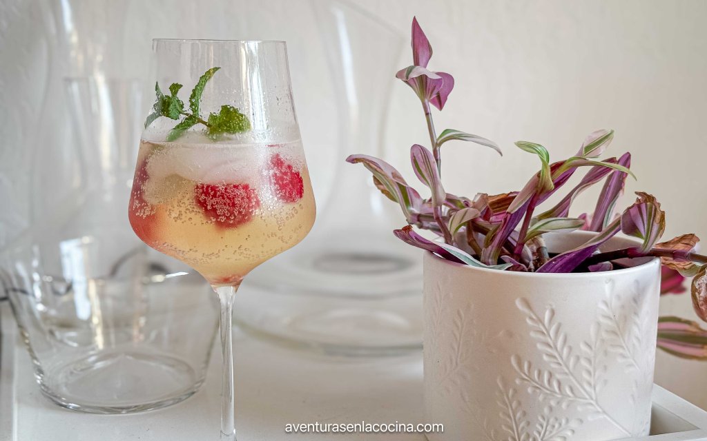 Limoncello with sparkling wine served in a wine glass