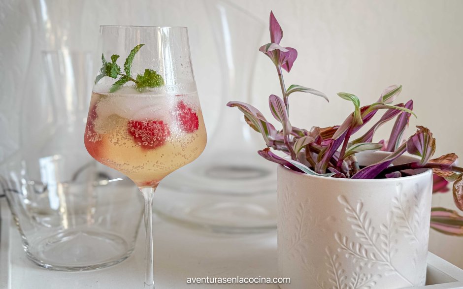Limoncello with sparkling wine served in a wine glass